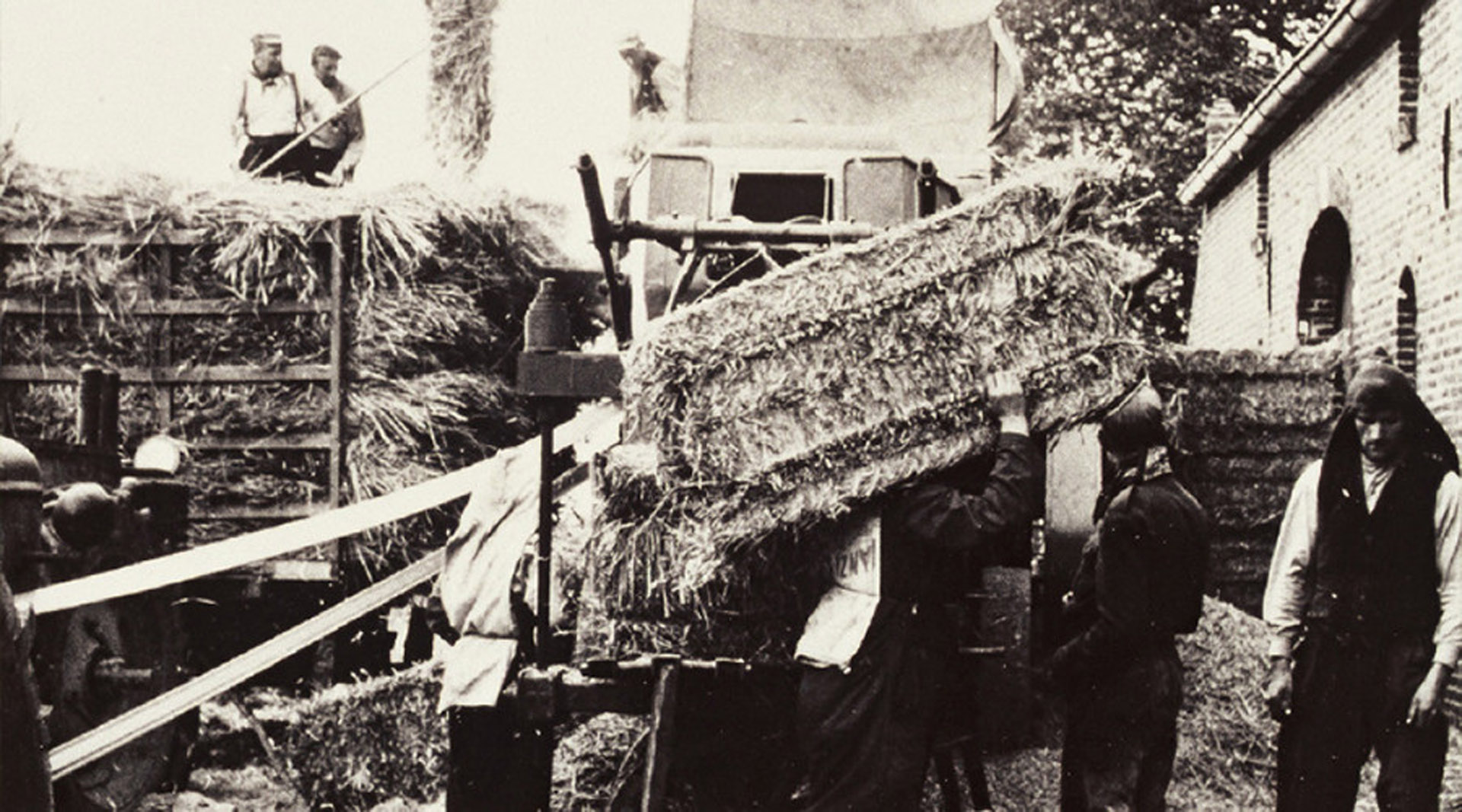 Historische zwart-witfoto van hooioogst bij de oorspronkelijke boerderij van Mereveld.